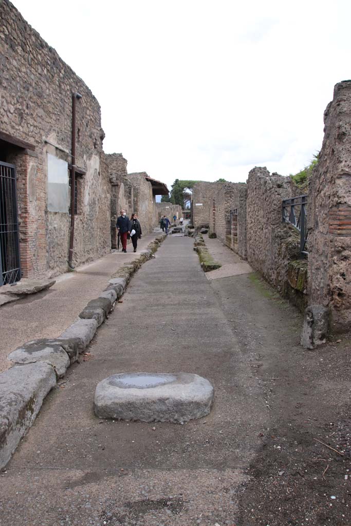 Via di Castricio, Pompeii. October 2020. 
Looking east between I.8.15, on left and I.18, on right, during the year of the pandemic.
Photo courtesy of Klaus Heese.