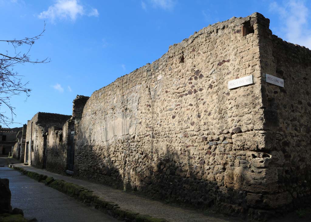 Via di Castricio, north side, Pompeii. December 2018. 
Looking west along I.8, from near junction with an unnamed vicolo, on right. Photo courtesy of Aude Durand.