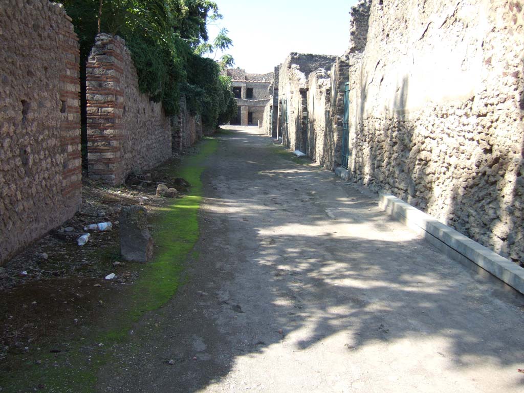 Via di Castricio between I.18 and I.8. September 2005. Looking west from junction.