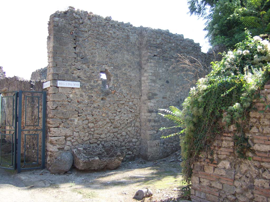 Unexcavated vicolo between I.17 and I.18 on south side of Via di Castricio. September 2005. Looking south from the junction.