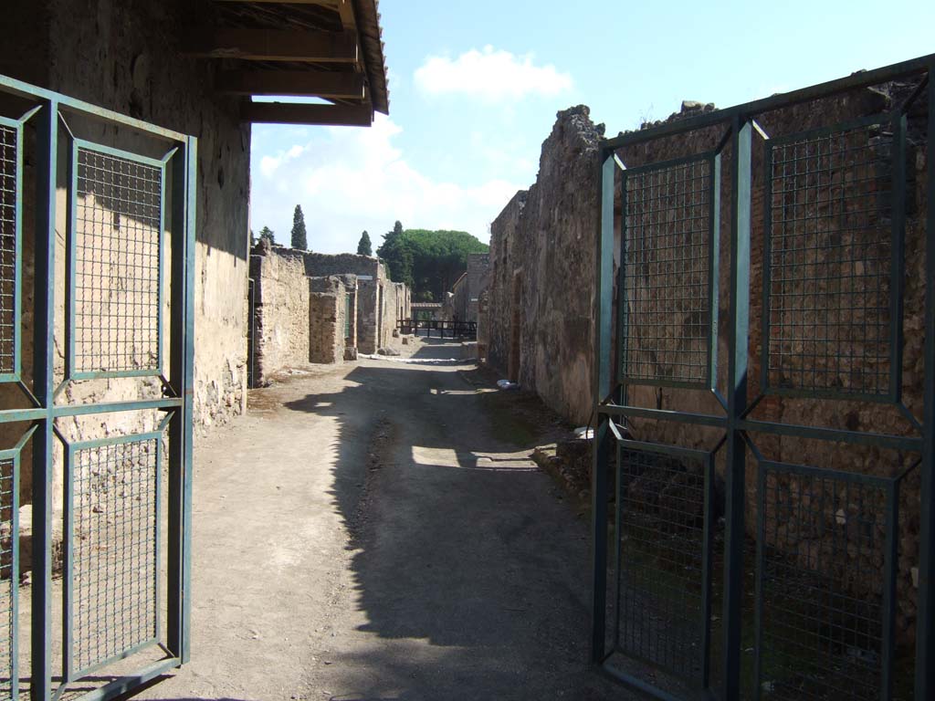 Via di Castricio between I.9 and I.17. September 2005. Looking east from junction.