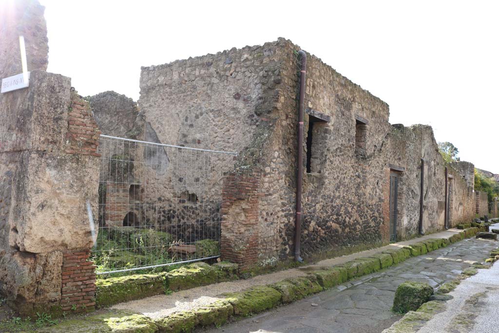 Via di Castricio, south side, Pompeii. December 2018. 
Looking west from I.17.3 towards I.17.1, on right. Photo courtesy of Aude Durand.