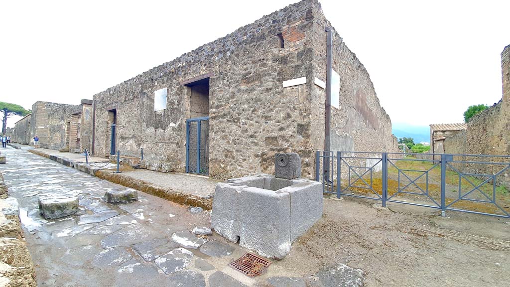 Via di Castricio, south side, Pompeii. July 2021. 
Looking east along I.16 from junction with unnamed vicolo between I.16 and I.17, on right.
Foto Annette Haug, ERC Grant 681269 DÉCOR.
