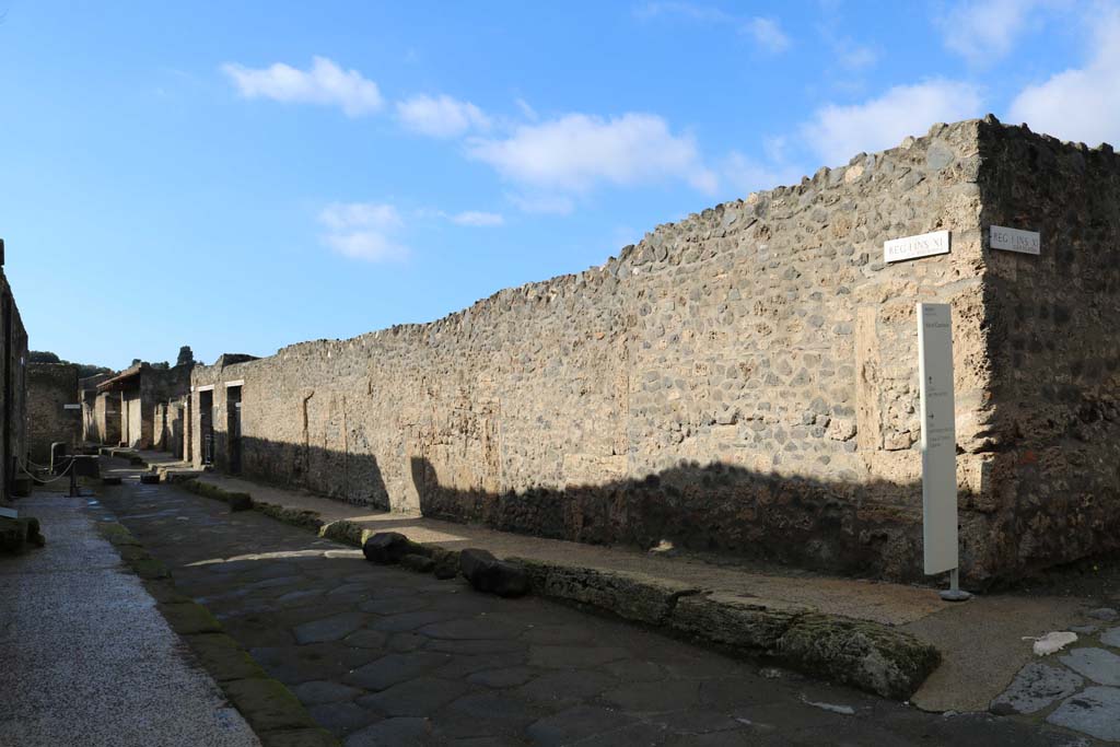 Via di Castricio, north side, December 2018. 
Looking west along I.11, from junction with Vicolo della Nave Europa, on right. Photo courtesy of Aude Durand.
