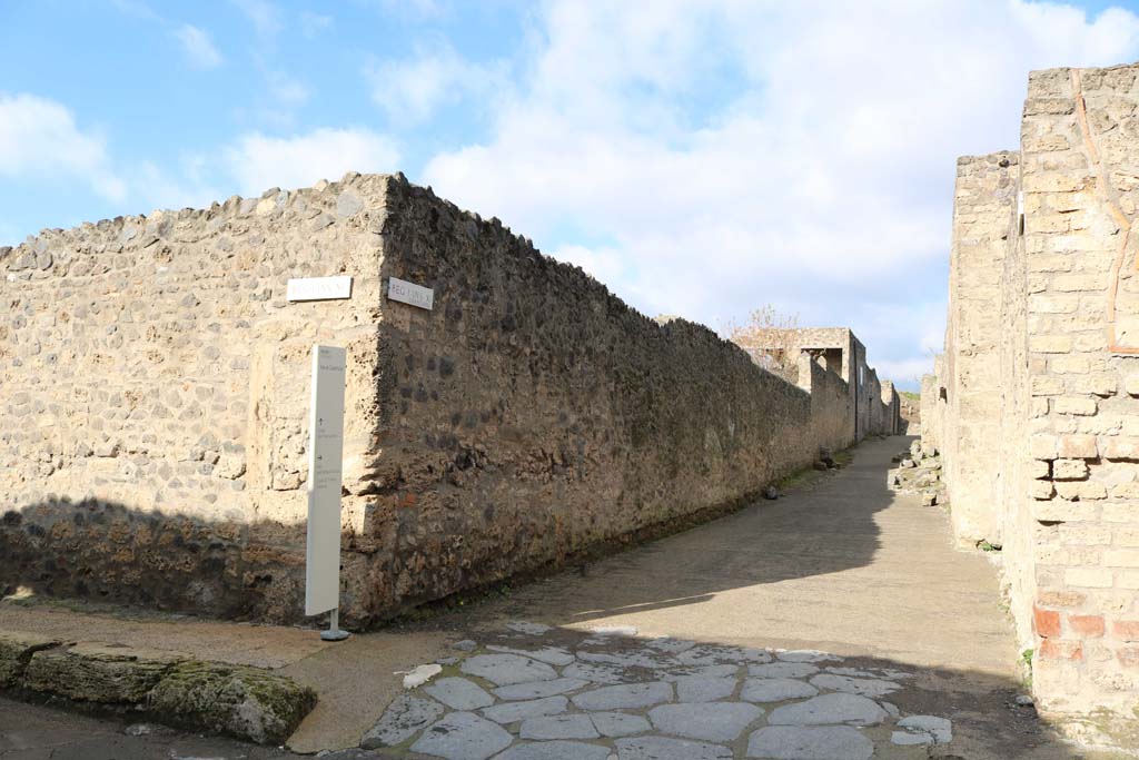 Via di Castricio, north side, Pompeii. December 2018.
Looking north from junction with Vicolo della Nave Europa, towards Via dell’Abbondanza at its northern end. Photo courtesy of Aude Durand.