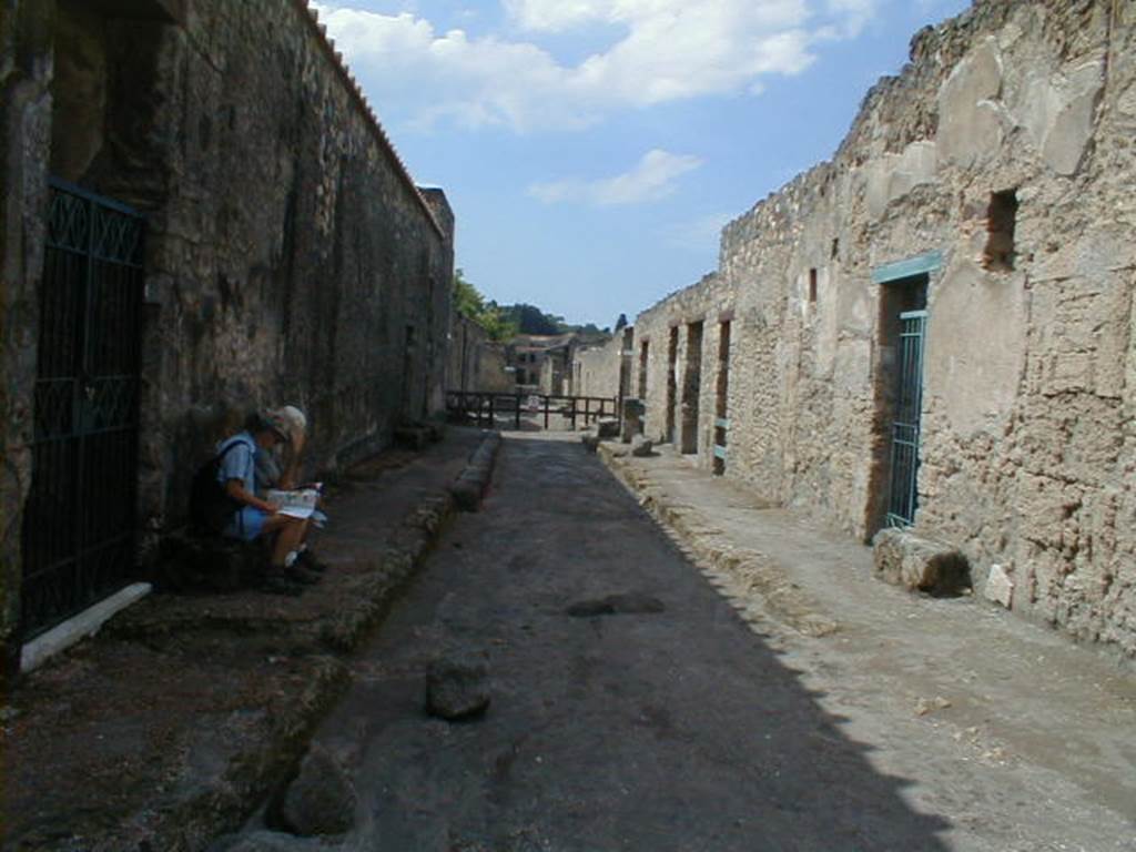 Via di Castricio between I.15 and I.12. September 2004.Looking west from the junction with Vicolo dei Fuggiaschi.