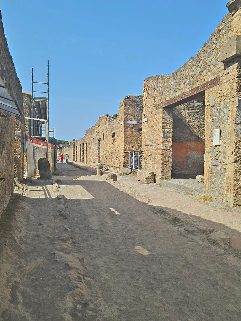 Via di Castricio, Pompeii. September 2024. 
Looking west from between I.14.8, on left, and I.13.13, on right. Photo courtesy of Giuseppe Ciaramella.