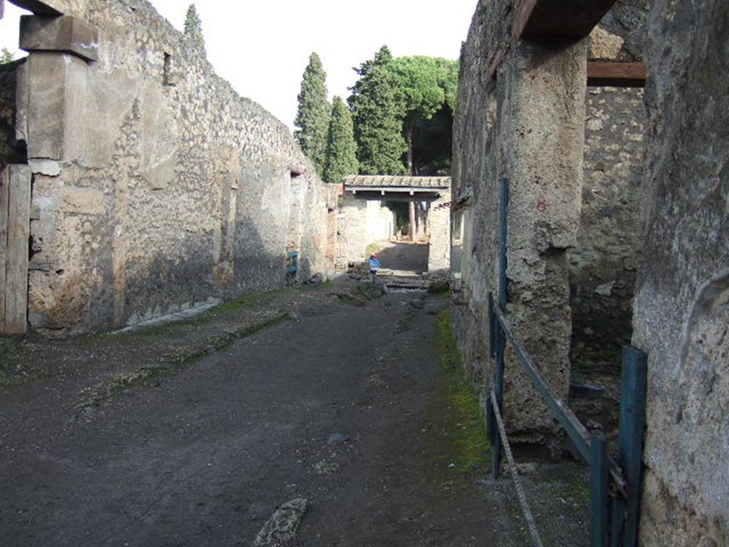 Via di Castricio between I.13 and I.14. December 2005. Looking east from near I.14.8 towards the junction with Via di Nocera.