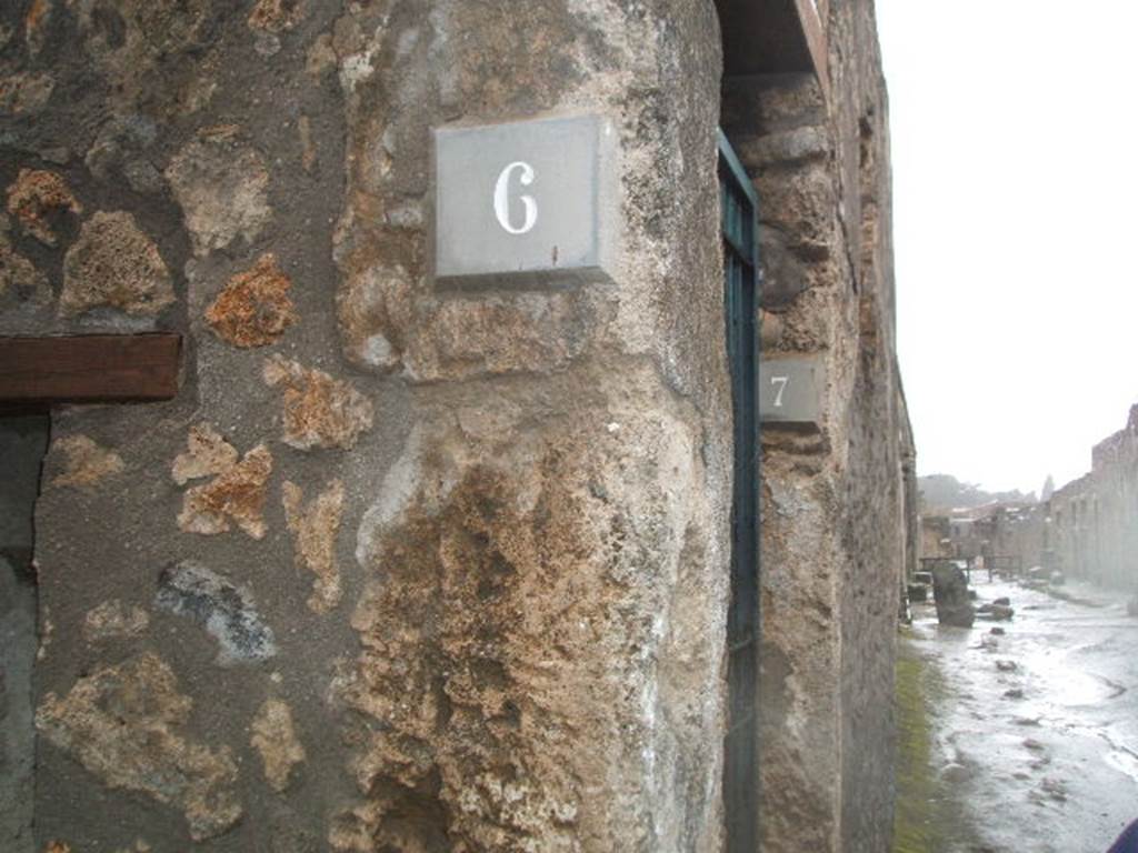 Via di Castricio at I.14.6. December 2004. Looking west towards junction with Vicolo dei Fuggiaschi.