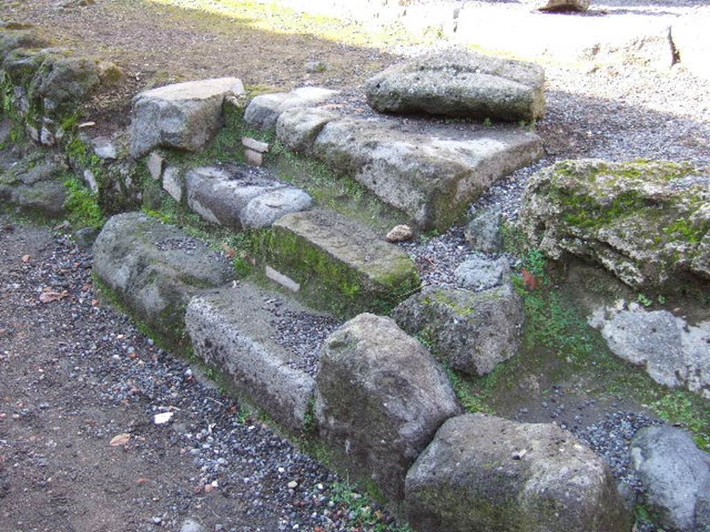 Via di Castricio. December 2005. North-west corner of junction. Steps from road near I.13.10.