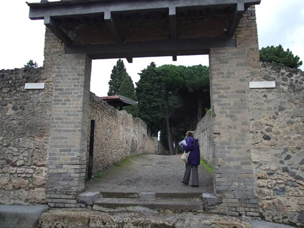 Via di Castricio between II.1 and II.9. December 2006. Looking east from junction with Via di Nocera.