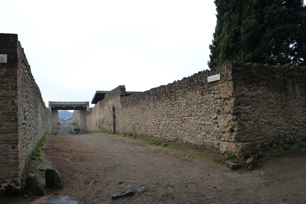 Via di Castricio, Pompeii. December 2018. 
Looking west between II.9 and II.1, from junction with Vicolo di Octavius Quartio, on right. Photo courtesy of Aude Durand.