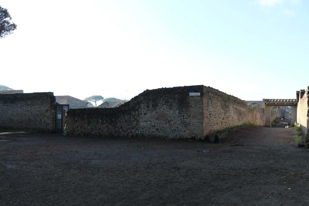Via di Castricio, on right. December 2018. 
Looking west towards north-east corner of insula II.9, with doorway to II.9.7, on left. Photo courtesy of Aude Durand.