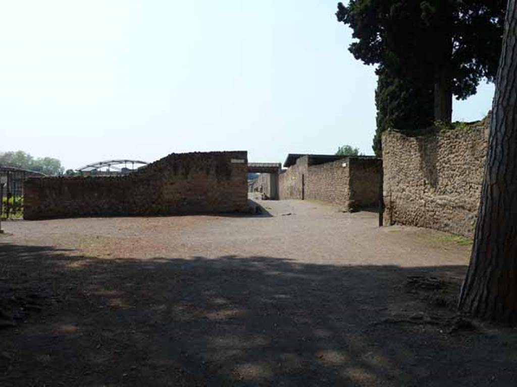 Via di Castricio, May 2010. Looking west towards the junction with Vicolo di Octavius Quartio, on the right. On the left is an unnamed vicolo on the west side of the Palestra, leading south.