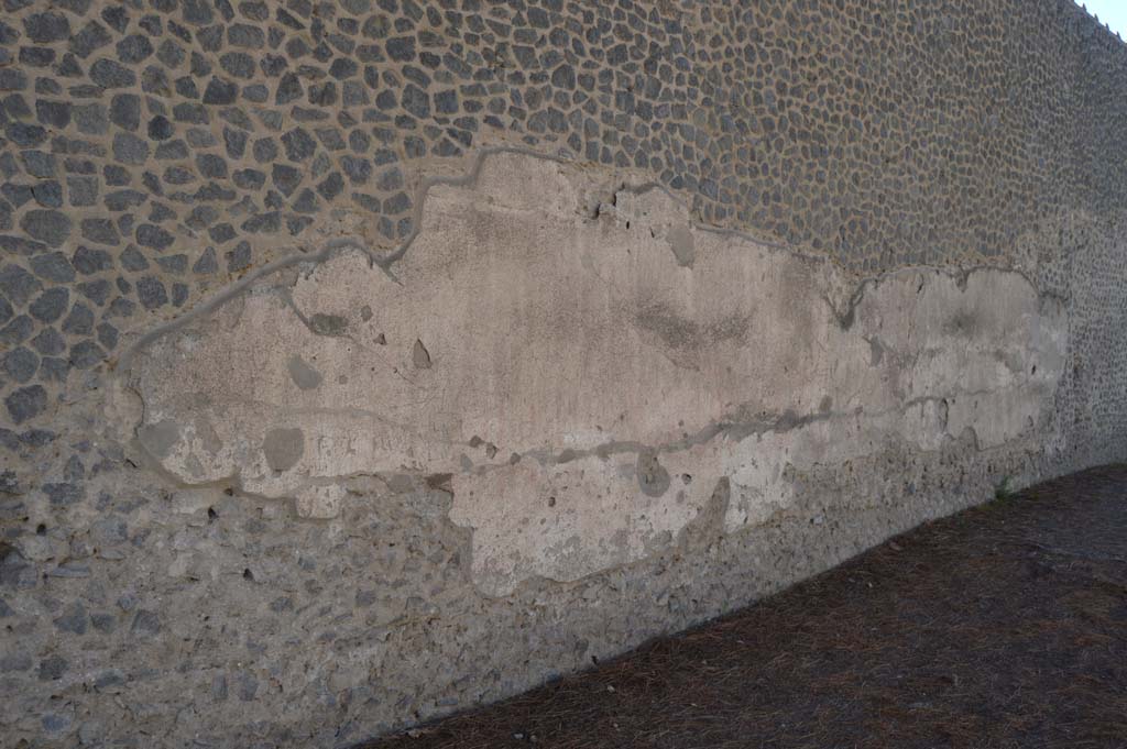 Via di Castricio, south side, Pompeii. October 2017. Remains of plaster and graffiti on west end of outer north wall of the Palestra.
Foto Taylor Lauritsen, ERC Grant 681269 DÉCOR.