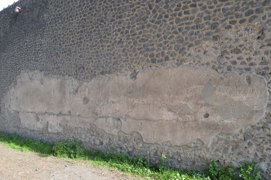 Via di Castricio, south side, Pompeii. March 2019. 
Looking east along remains of plaster and graffiti on west end of outer north wall of the Palestra.
Foto Taylor Lauritsen, ERC Grant 681269 DÉCOR.