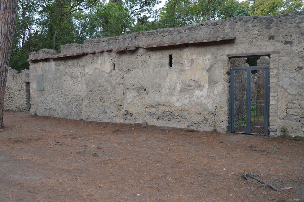 Via di Castricio, north side, Pompeii. October 2017. Front façade with II.3.9, on left, and II.3.8, on right.
Foto Taylor Lauritsen, ERC Grant 681269 DÉCOR.