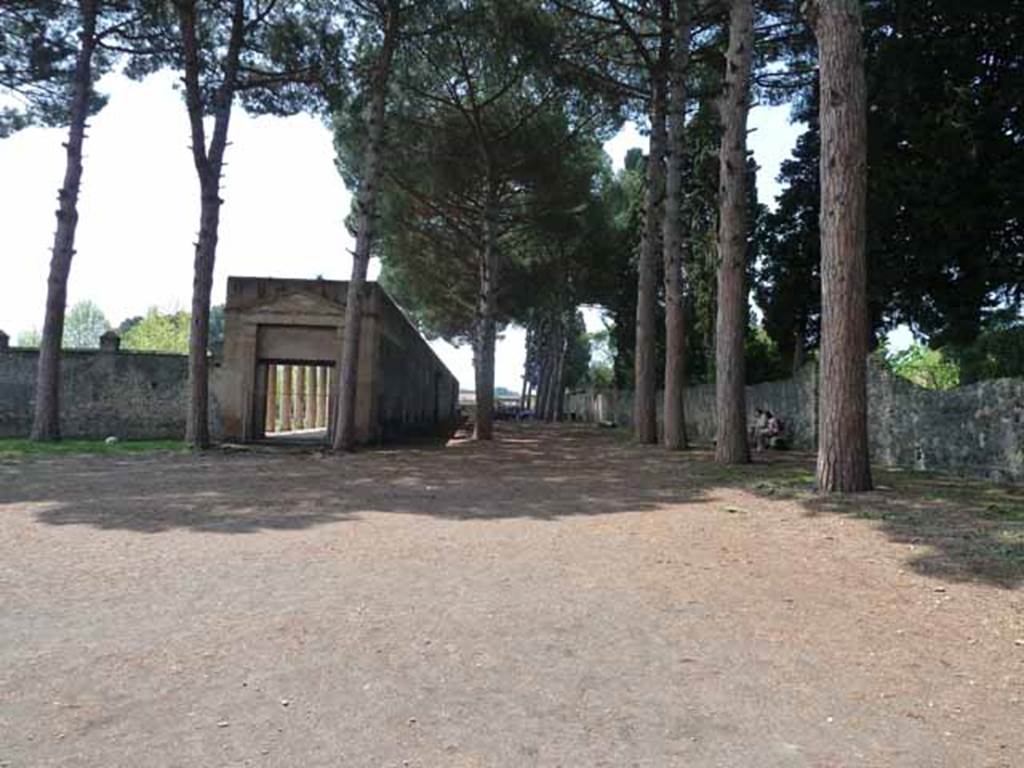 Via di Castricio, May 2010. Looking west from the north side of the Piazzale Anfiteatro between II.7 and II.4.