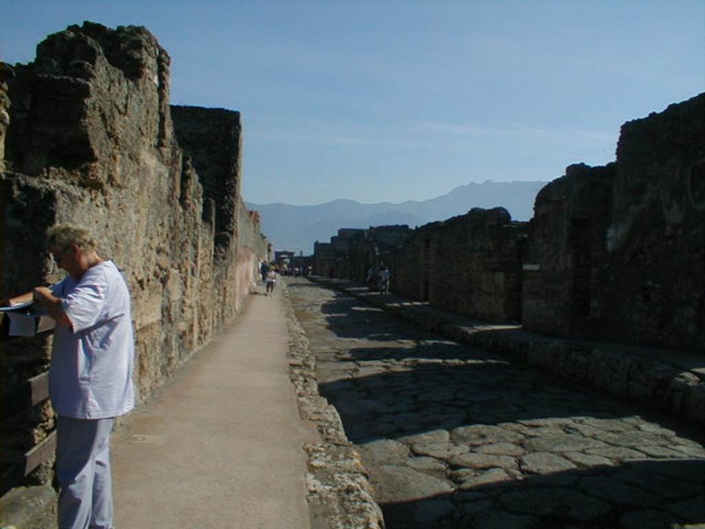 Via di Mercurio between VI.9 and VI.7. Looking south from VI.9.1. September 2004.