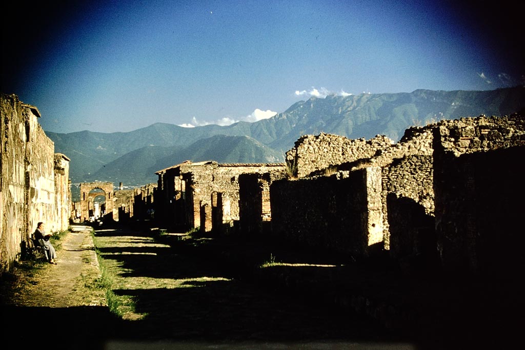 Via di Mercurio, Pompeii. 1959. 
Looking south from near VI.9.6/7. Tatiana Warscher is sitting on the left. Photo by Stanley A. Jashemski
Source: The Wilhelmina and Stanley A. Jashemski archive in the University of Maryland Library, Special Collections (See collection page) and made available under the Creative Commons Attribution-Non-Commercial License v.4. See Licence and use details.
J59f0233