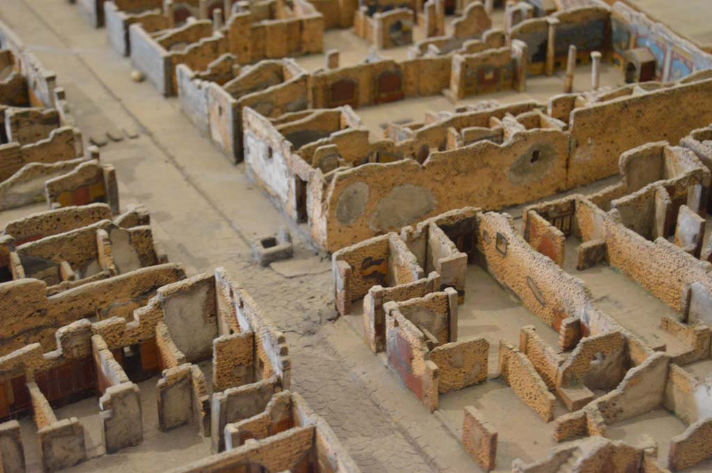 Via di Mercurio, Pompeii. Detail from model in Naples Archaeological Museum.
Looking south towards junction with Vicolo di Mercurio, seen on left, and right near fountain.
Foto Taylor Lauritsen, ERC Grant 681269 DÉCOR.