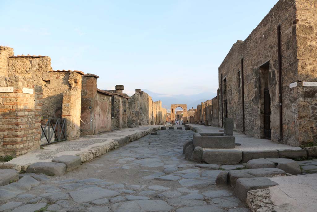 Via di Mercurio, Pompeii. December 2018. 
Looking south from junction with Vicolo di Mercurio, seen on left, and right near fountain. Photo courtesy of Aude Durand.