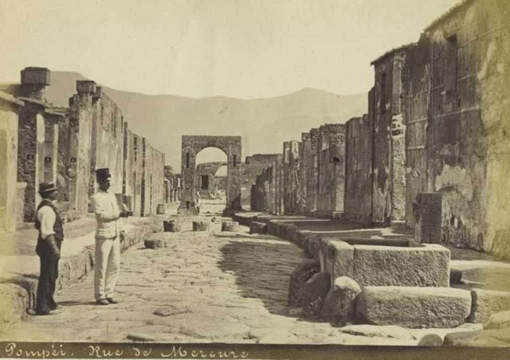 Via di Mercurio, Pompeii. Undated photograph by Mauri, numbered 009. Looking south from junction with Vicolo di Mercurio, and fountain at VI.8.24. Photo courtesy of Rick Bauer.