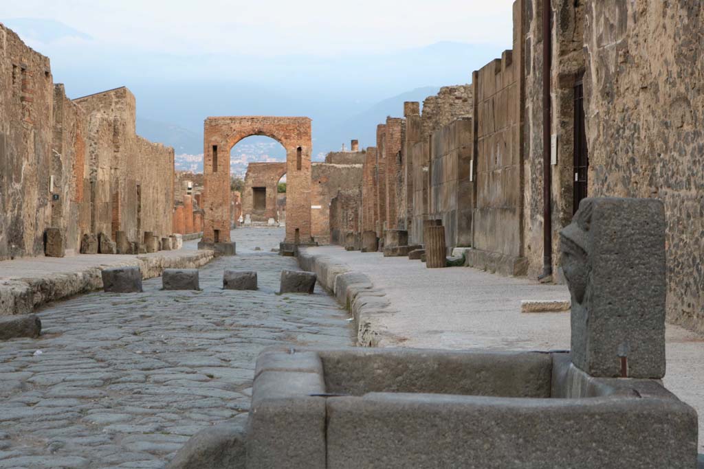 Via di Mercurio, December 2018. 
Looking south from near fountain at VI.8.24, between VI.10 and VI.8. Photo courtesy of Aude Durand.