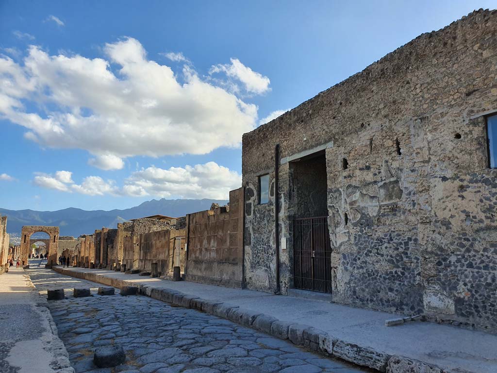 Via di Mercurio, west side, Pompeii. September 2019. Looking south from entrance doorway of VI.8.23, on right. 
Foto Annette Haug, ERC Grant 681269 DÉCOR.