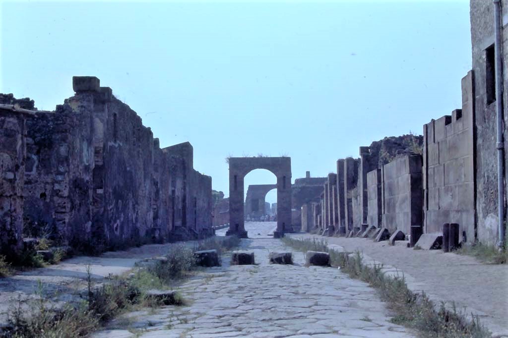 Via Mercurio, Pompeii, 8th August 1976. Looking south between VI.10 and VI.8.
Photo courtesy of Rick Bauer, from Dr George Fay’s slides collection.