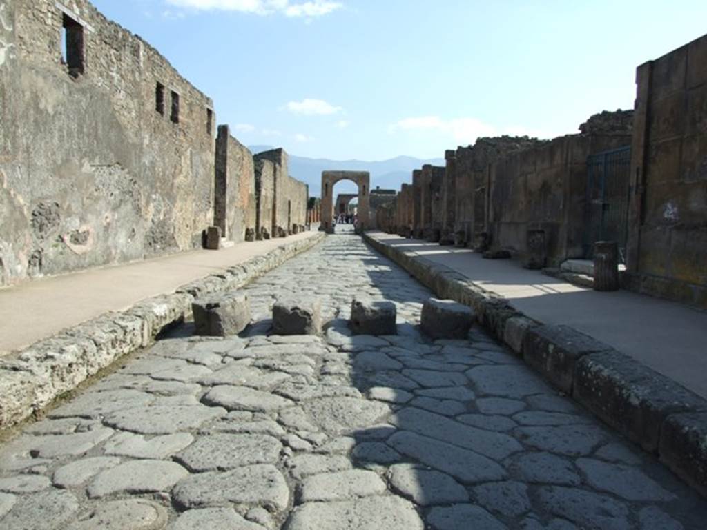 Via di Mercurio. Looking south from VI.10.6 and VI.8.22. March 2009.