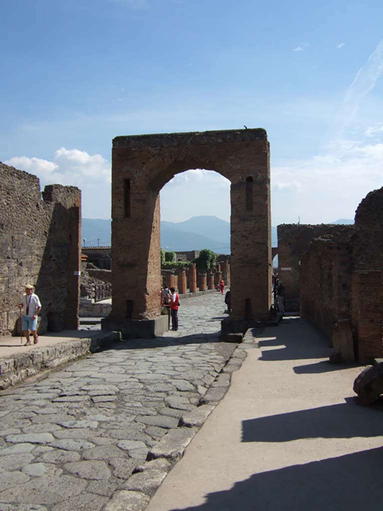 Via di Mercurio between VI.10 and VI.8. September 2005.
Looking south through the Arch of Caligula to Via del Foro.
