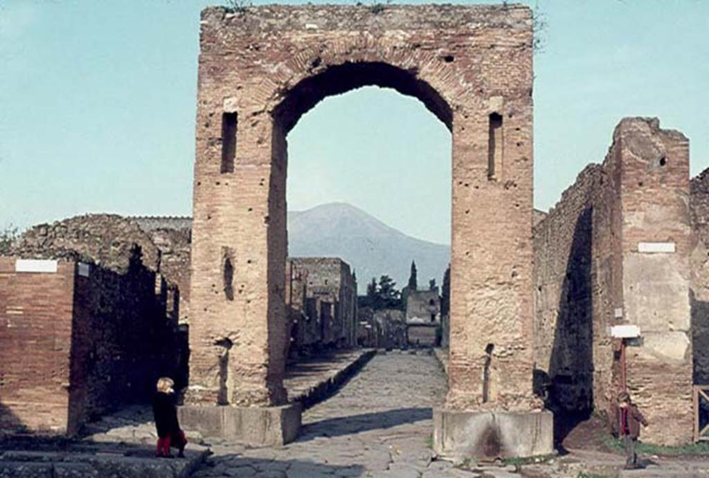 Via Mercurio, Pompeii. January 1977. Looking north through the Arch of Caligula.
Photo courtesy of David Hingston.