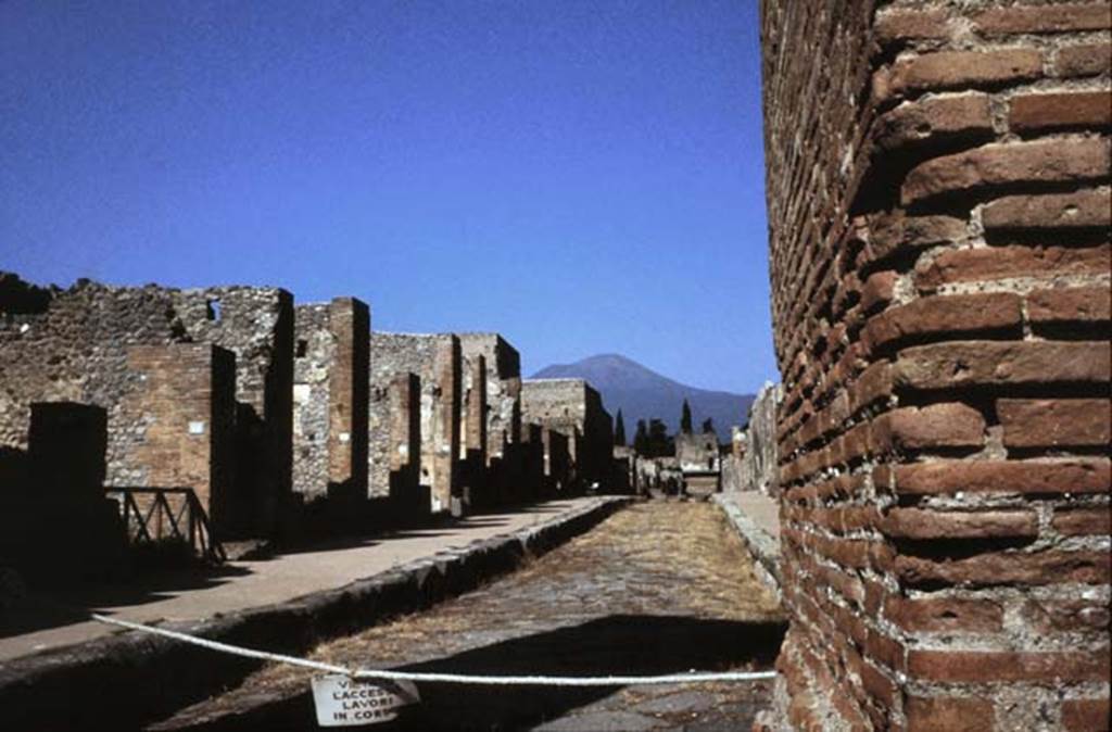 Via di Mercurio, Pompeii. February 1988. Looking north through Arch of Caligula towards west side of roadway.
Photo by Joachime Méric courtesy of Jean-Jacques Méric.