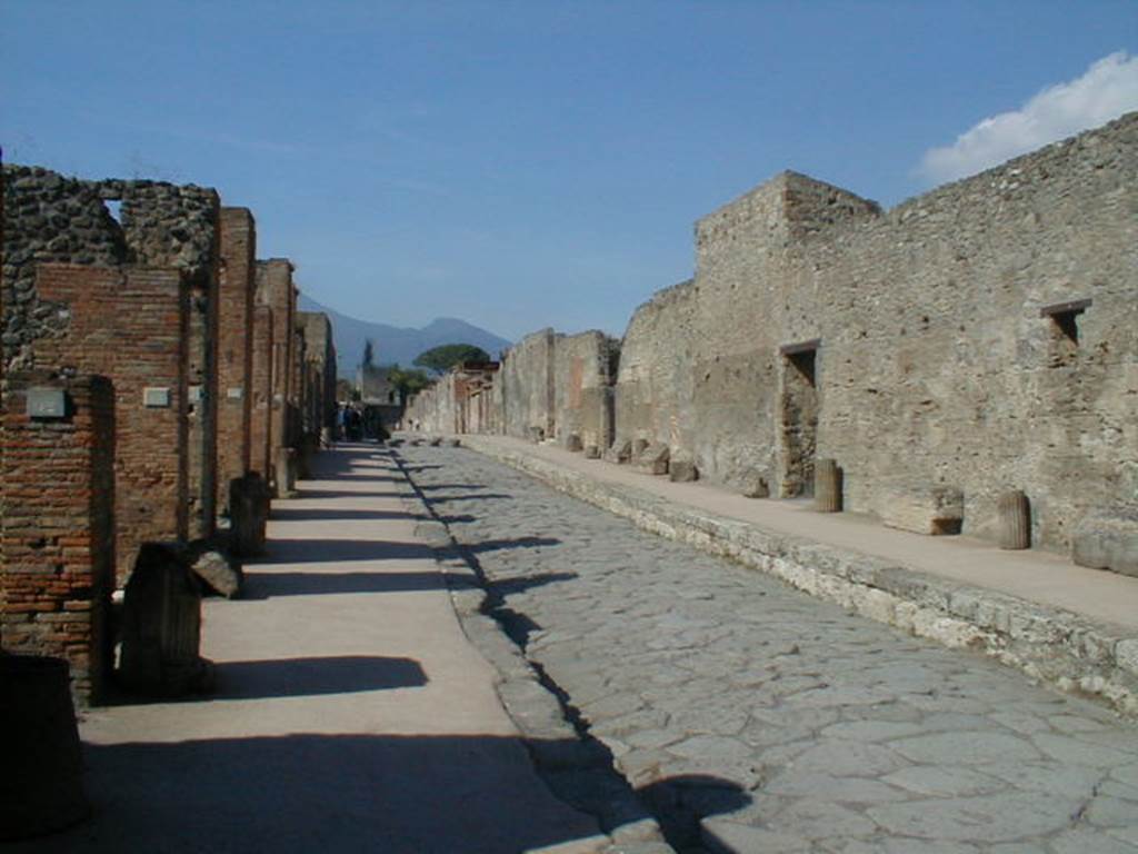 Via di Mercurio between VI.8 and VI.10. September 2004. Looking north from VI.8.12 on left, with VI.10.9 on right.