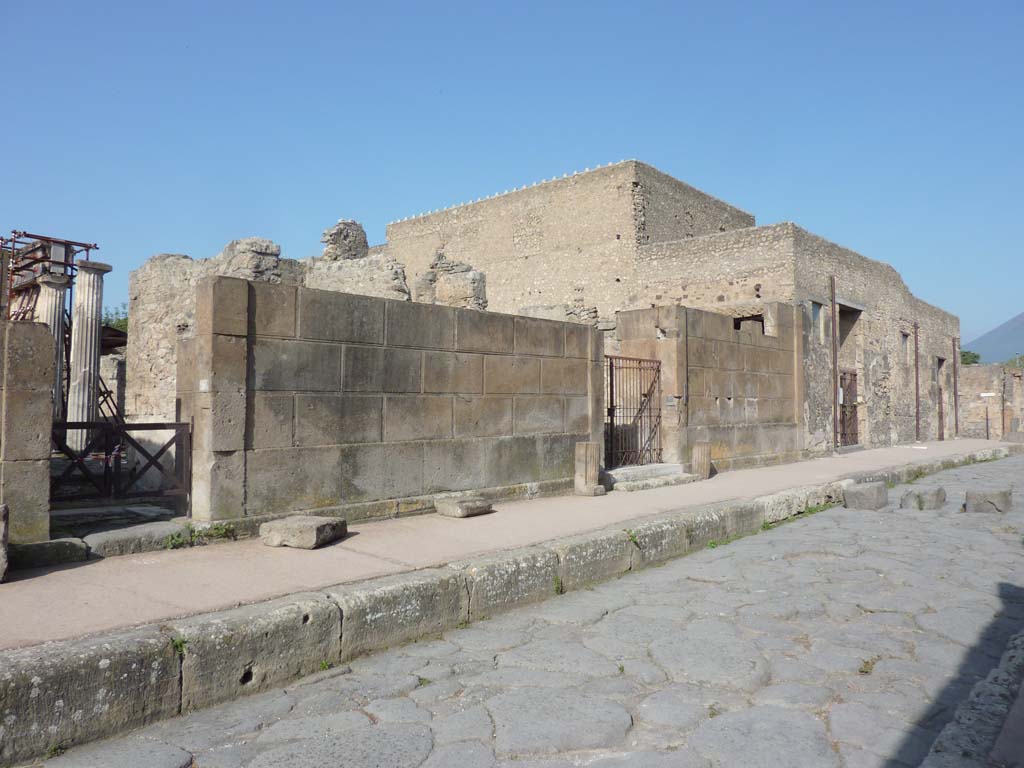 Via di Mercurio, west side, Pompeii. October 2014. VI.8.21, on left, VI.8.22, in centre, VI.8.23 and 24, on right.
Foto Annette Haug, ERC Grant 681269 DÉCOR.