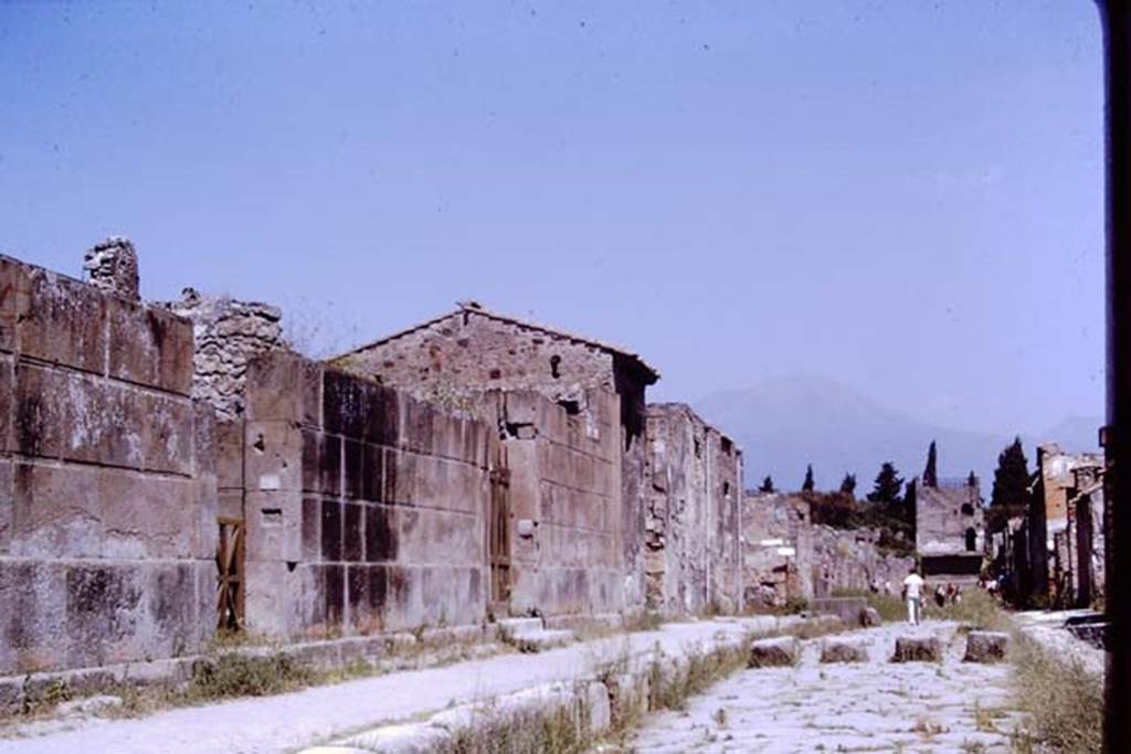 Via di Mercurio, west side, Pompeii. 1968.  Looking north towards doorway to VI.8.21, on left.  Photo by Stanley A. Jashemski.
Source: The Wilhelmina and Stanley A. Jashemski archive in the University of Maryland Library, Special Collections (See collection page) and made available under the Creative Commons Attribution-Non Commercial License v.4. See Licence and use details.
J68f0697