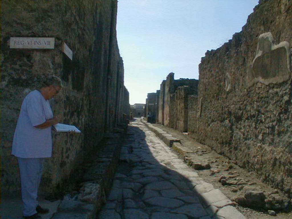 Via di Mercurio. September 2004. Looking west from crossroads with Vicolo di Mercurio between VI.8 and VI.7.