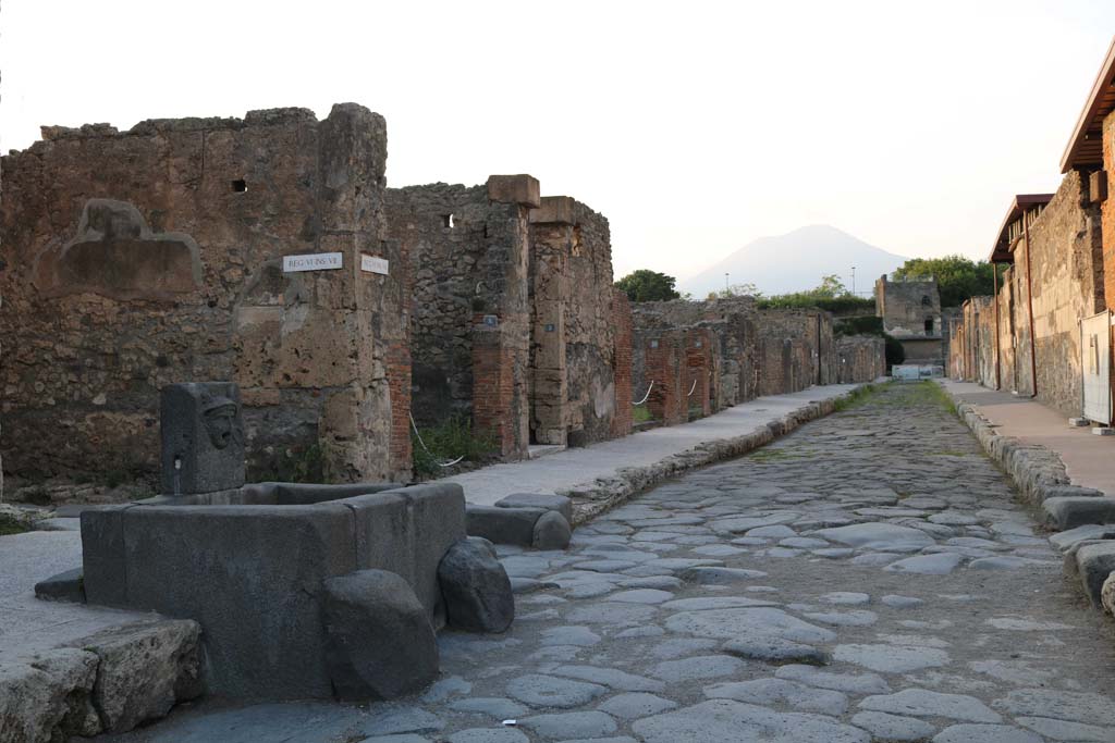 Via di Mercurio, Pompeii. December 2018. 
Looking north from fountain at junction with Vicolo di Mercurio, seen on left. Photo courtesy of Aude Durand.