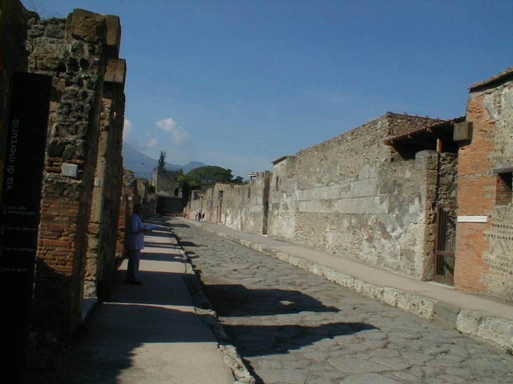 Via di Mercurio between VI.7 and VI.9.  Looking north from crossroads with Vicolo di Mercurio. September 2004.