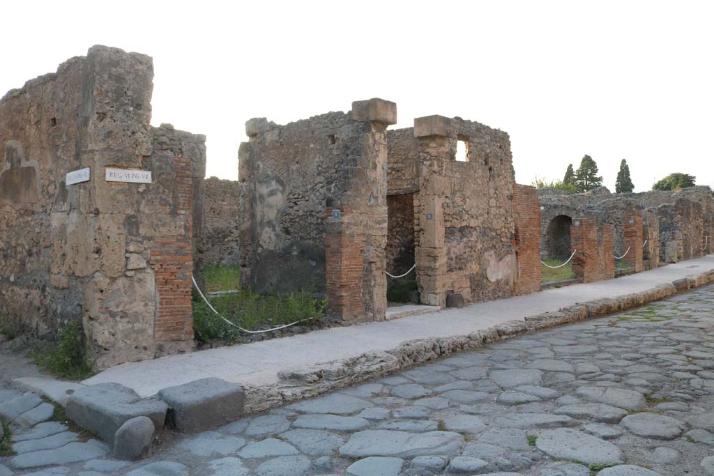 Via di Mercurio, Pompeii. December 2018. 
Looking north at west side showing facades of VI.7.8-14. Photo courtesy of Aude Durand.