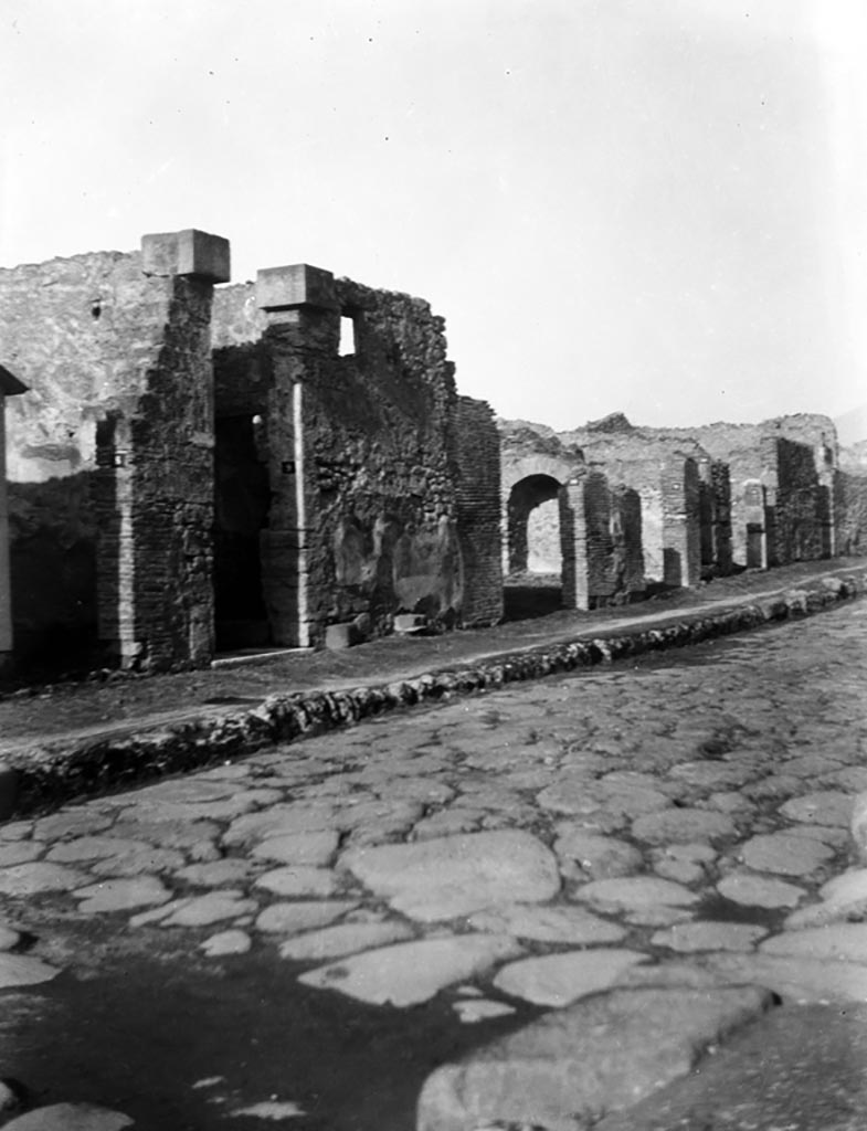 Via di Mercurio, looking north at west side showing facades of VI.7.8-15. W.1297.
Photo by Tatiana Warscher. Photo © Deutsches Archäologisches Institut, Abteilung Rom, Arkiv.