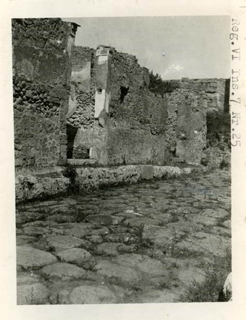 Via di Mercurio. 1937-39. Looking towards the west side at the northern end with doorways to VI.7.25 and VI.7.26. Photo courtesy of American Academy in Rome, Photographic Archive. Warsher collection no. 1520