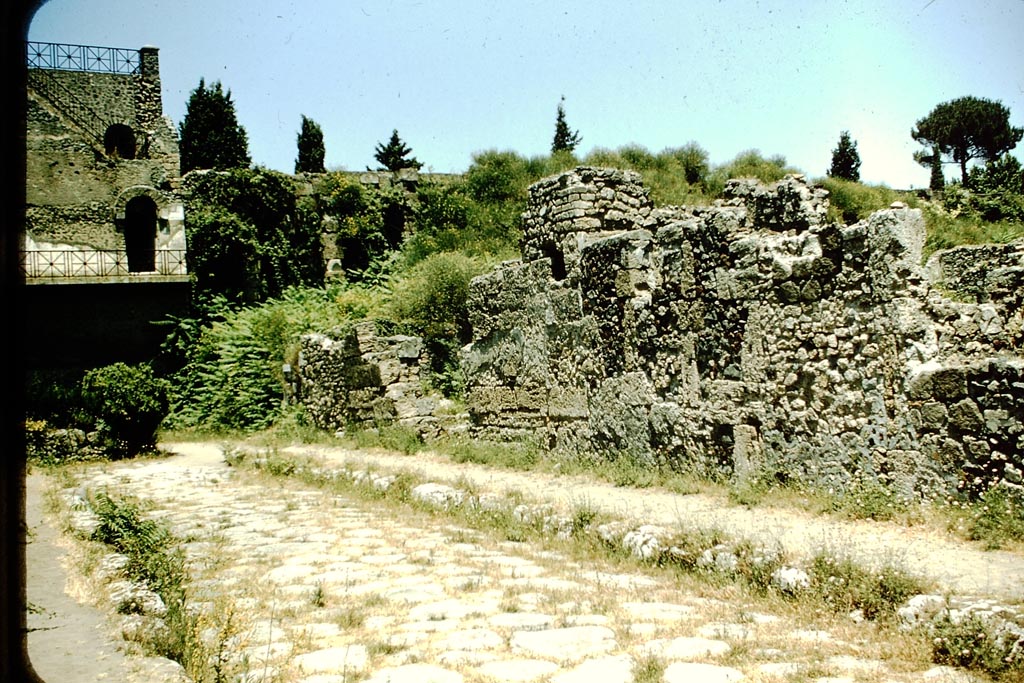 Via di Mercurio, east side, Pompeii. 1957. Looking north towards Tower XI, and exterior wall of VI.9.1. Photo by Stanley A. Jashemski.
Source: The Wilhelmina and Stanley A. Jashemski archive in the University of Maryland Library, Special Collections (See collection page) and made available under the Creative Commons Attribution-Non-Commercial License v.4. See Licence and use details.
J57f0344
