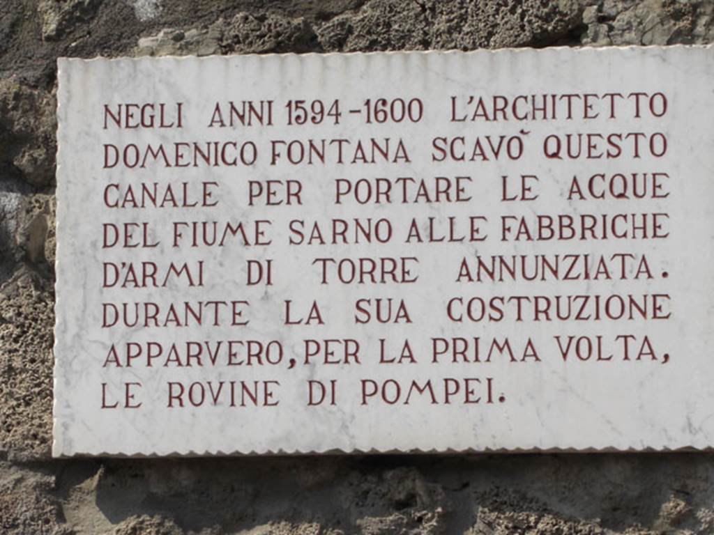 Via di Nocera, west side, September 2008. Sarno Canal plaque recording the building of the canal between 1594 and 1600 by Domenico Fontana.
It commemorates the fact that during the construction works the ruins of Pompei appeared for the first time.
Photo courtesy of Andreas Tschurilow.