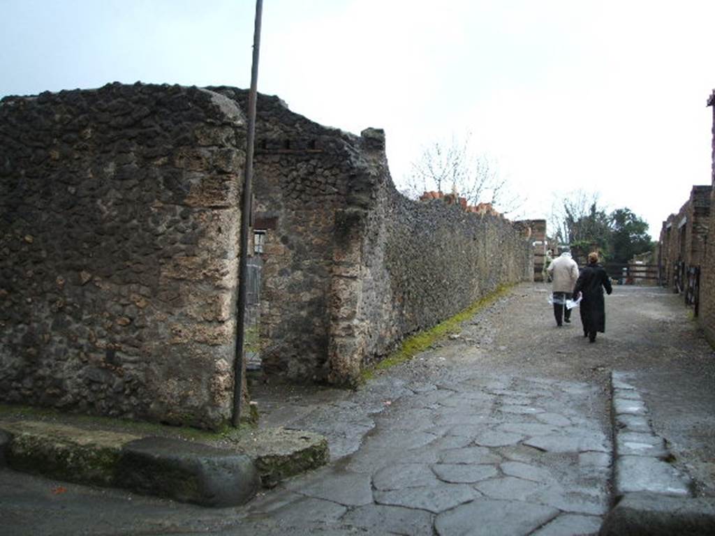 Via di Nocera, west side, December 2004. Looking west between I.20 and I.14, with 1.20.5 on the south side of the junction with Via della Palestra.