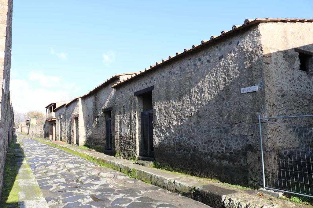 Via di Nocera, east side, Pompeii. December 2018. 
Looking north along insula II.9, from junction with Via della Palestra, on right. Photo courtesy of Aude Durand.