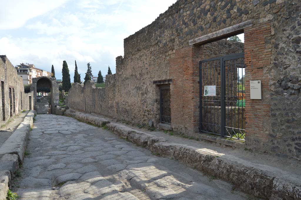 Via di Nocera, west side, Pompeii. October 2017. Looking south with entrance doorways, I.20.1, and I.20.2, on right.
Foto Taylor Lauritsen, ERC Grant 681269 DÉCOR.