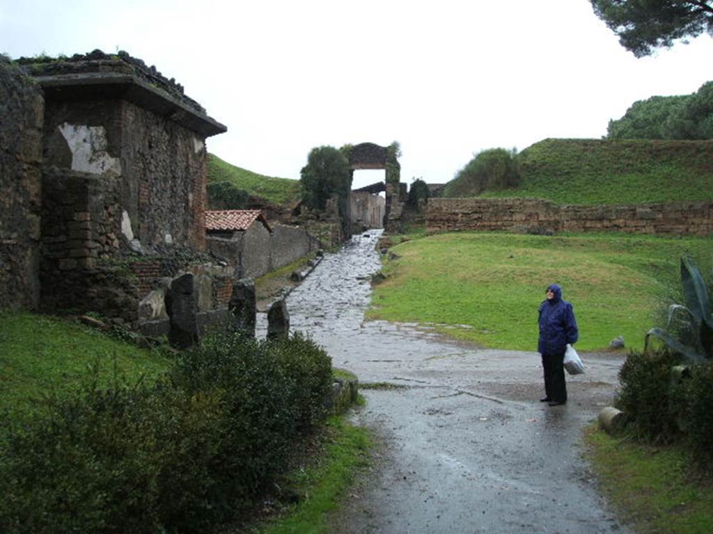 Via di Nocera, December 2004. Looking north to junction with Via delle Tombe.