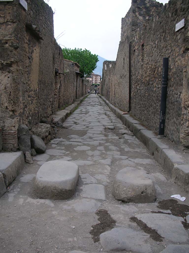 Via di Nocera, Pompeii. May 2010. 
Looking south towards roadway and stepping stones from junction with Via dell’Abbondanza. 
Photo courtesy of Ivo van der Graaff.
